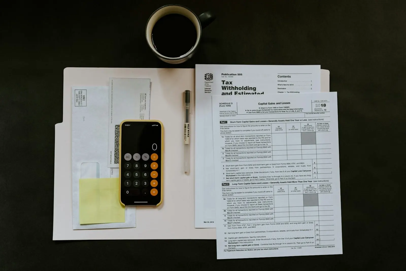 Escritorio con documentos contables y una calculadora